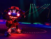 Clown Bilby als selbstkonstruiertes Roboter-Auto bei der Premiere des ersten Winterprogrammes 2020 des Circus Krone am 25.12.2019 (©Foto: Martin Schmitz)